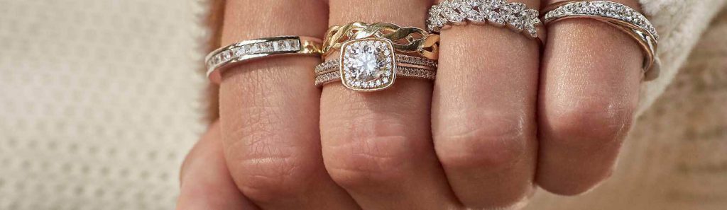 انگشتر در انگشت اشاره و شیطان پرستی